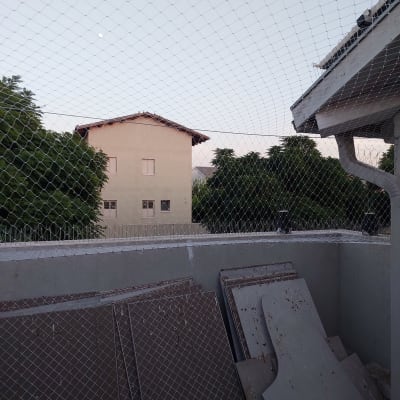 רשת יונים מותקנת על גג למניעת כניסת יונים