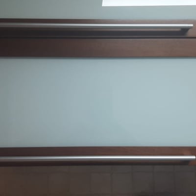 דלת ארון זכוכית חלבית עם מסגרת עץ