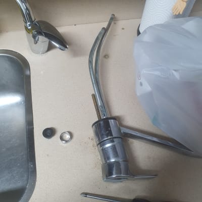 ברז כיור מפורק על משטח עבודה במטבח