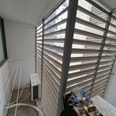 רשת למניעת כניסת יונים במרפסת עם ציוד עבודה.