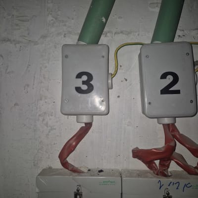 תיבות חשמל עם מספרים על קיר בטון