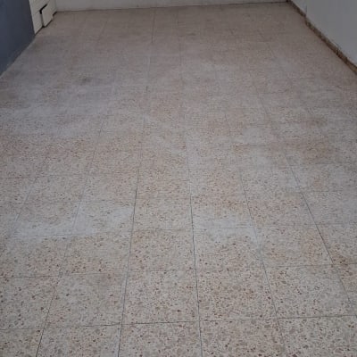 רצפה נקייה עם אריחים וחלונות ברקע
