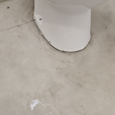 אסלה מותקנת על רצפה עם סימני מים