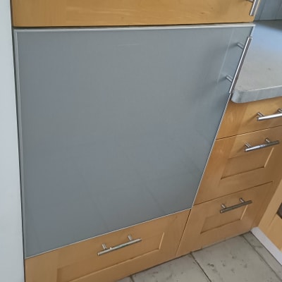 ארון מטבח עם דלת זכוכית חלבית ומגירות עץ