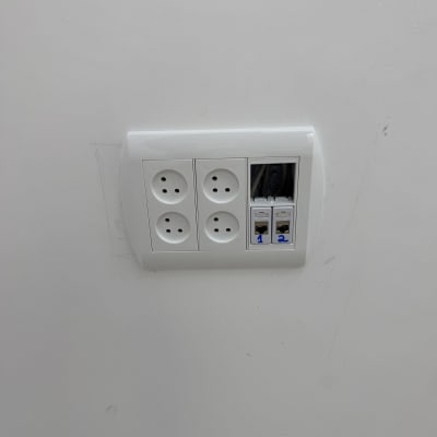 שקעי חשמל ותקשורת על קיר לבן