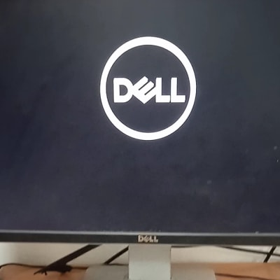 מסך מחשב דל עם לוגו דל על רקע שחור