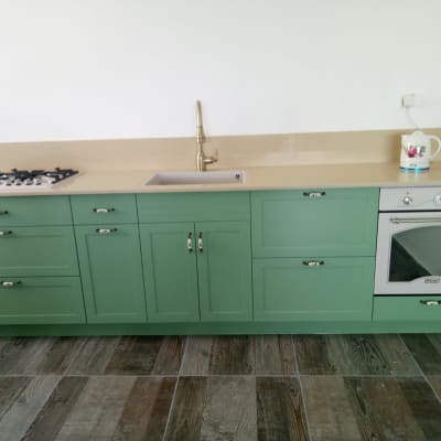 ארונות מטבח ירוקים עם ידיות מתכת