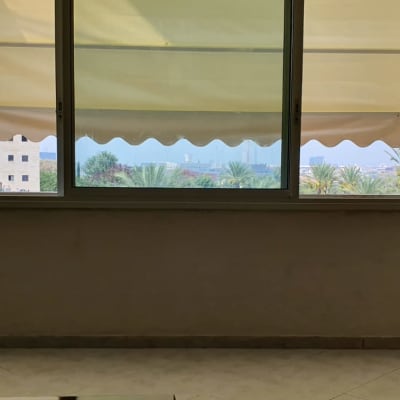 חלון אלומיניום עם תריסים פתוחים