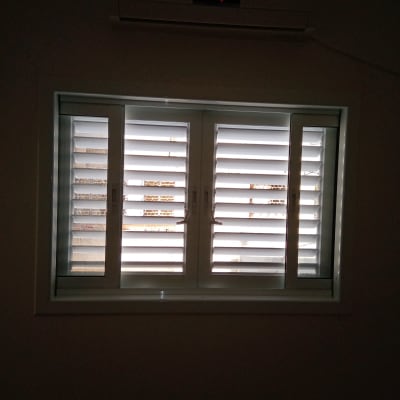 חלון עם תריסי אלומיניום סגורים