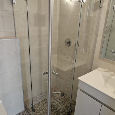 מקלחון זכוכית עם דלתות פתיחה וברז מקלחת