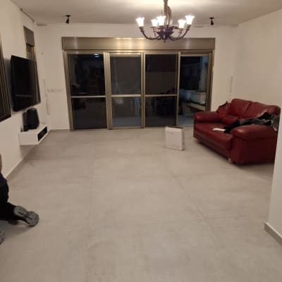 רצפת אריחים חדשה בחדר עם תאורה מותקנת