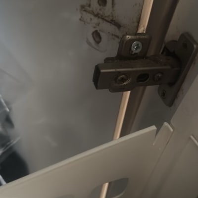 ציר דלת מתכת עם ברגים וחלודה