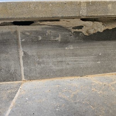 סדק בקיר עם סימני רטיבות ונזק