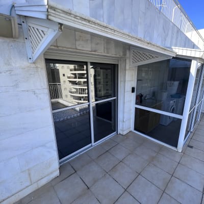 תריסים סגורים על חלון זכוכית במרפסת