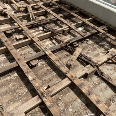 מסגרת עץ ישנה עם קרשים שבורים על רצפה