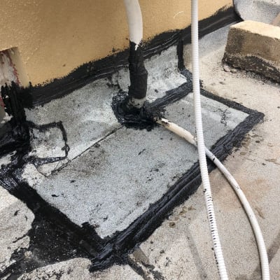 איטום צינור על גג עם חומר שחור