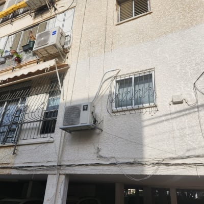 מזגנים מותקנים על קיר חיצוני של בניין