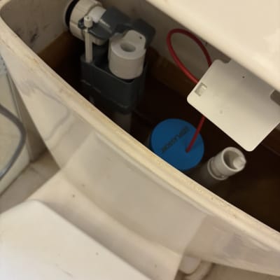 מיכל הדחה פתוח עם חלקים פנימיים של אסלה