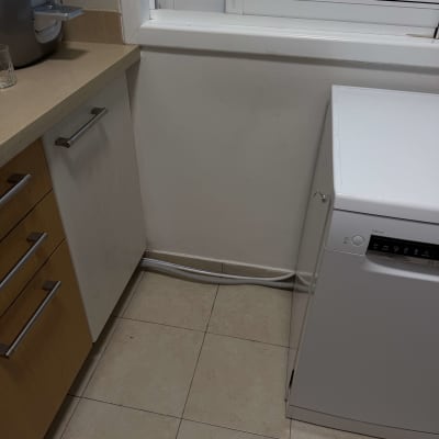 מטבח עם מדיח כלים וצינור מים