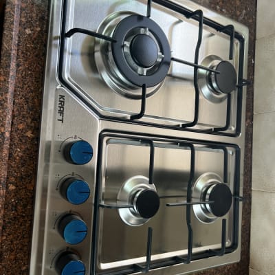 כיריים גז על משטח מטבח חום