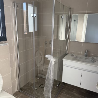 מקלחון זכוכית עם דלתות הזזה בחדר אמבטיה