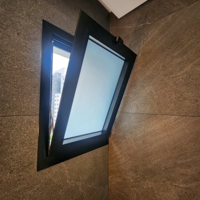 חלון אלומיניום פתוח בקיר חום