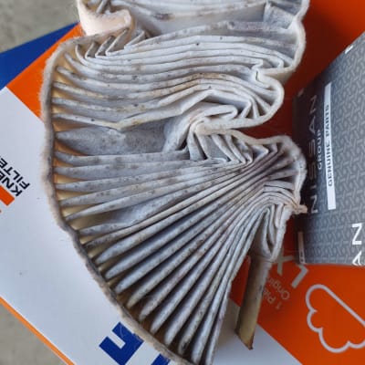 פילטר רכב משומש על קופסת חלקי חילוף