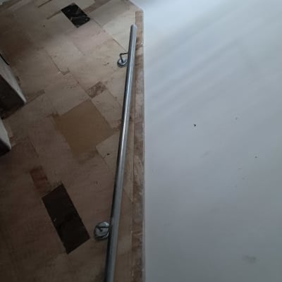 מוט מתכת מותקן על קיר