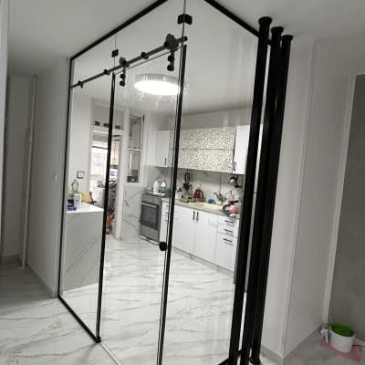 דלתות זכוכית שקופות עם מסגרת מתכת שחורה