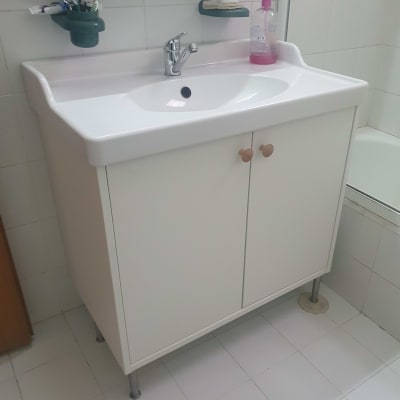 ארון אמבטיה עם כיור וברז מותקן