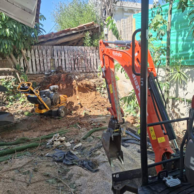 חצר עם כלי עבודה לחפירה וגיזום עצים