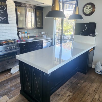 מטבח עם משטח שיש לבן על אי מרכזי