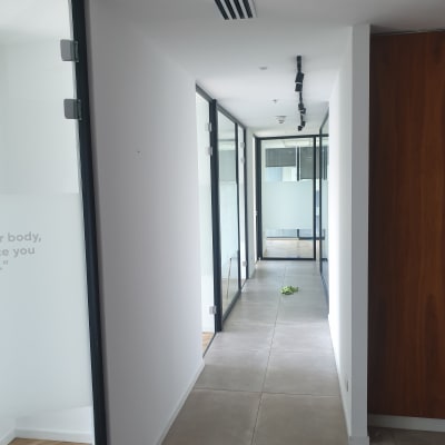 מסדרון עם קירות לבנים ותקרה צבועה