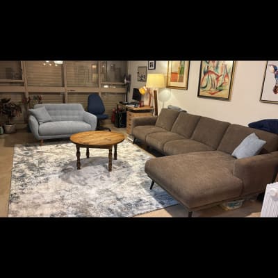 סלון עם ספות ושולחן עץ על שטיח