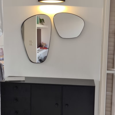 שתי מראות מעוצבות תלויות על קיר לבן