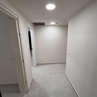 מסדרון עם קירות ותקרה צבועים בלבן