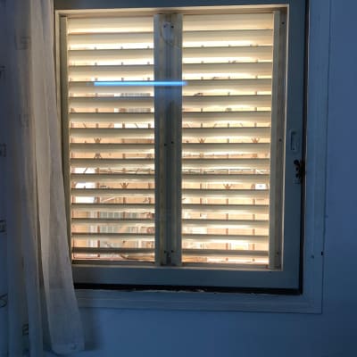 חלון עם תריסים פתוחים למחצה