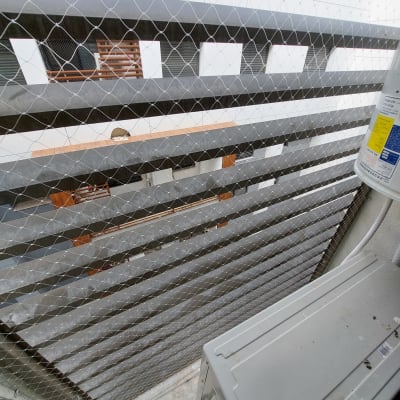 רשת מתוחה למניעת כניסת יונים במרפסת