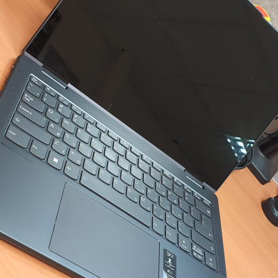 מחשב נייד לנובו על שולחן עץ