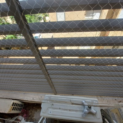 רשת מתכת מותקנת למניעת כניסת יונים למרפסת