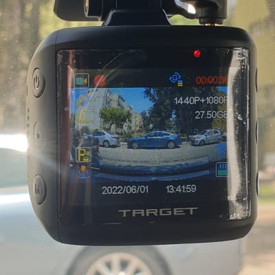 מצלמת רכב עם תצוגת וידאו של כביש ומכוניות