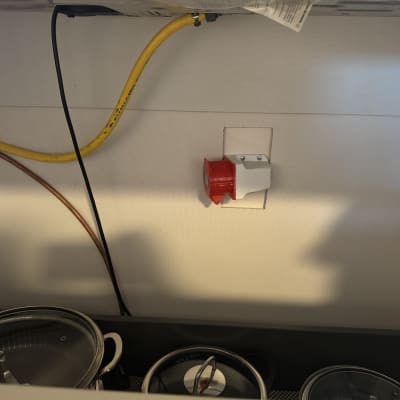 שקע חשמלי עם חוטים מתחת לכיור