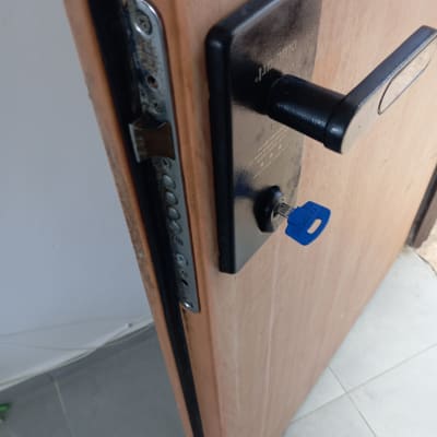 מנעול דלת עם מפתח כחול