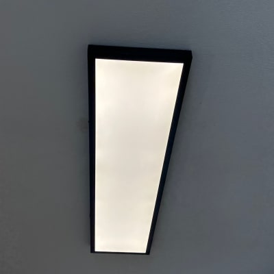 תאורת תקרה מלבנית עם מסגרת שחורה