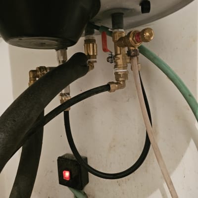 צינורות ומחברים של דוד שמש עם ברזים