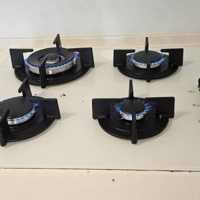 כיריים גז עם ארבעה מבערים דולקים