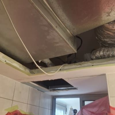 תקרה פתוחה עם צינורות ויריעות פלסטיק אדומות