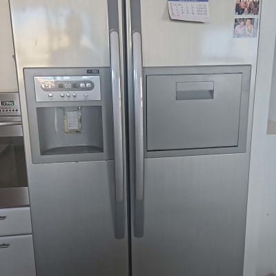 מקרר עם מגנטים ופרסומות על הדלתות