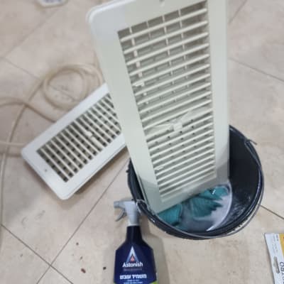 מוצרים לניקוי ופתחי אוורור על רצפה