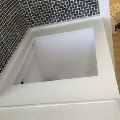 משטח שיש לבן עם כיור מרובע